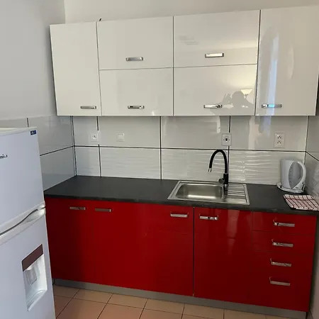 V Centre S Garazovym Statim Πιεστάνυ