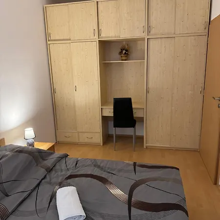V Centre S Garazovym Statim Apartment